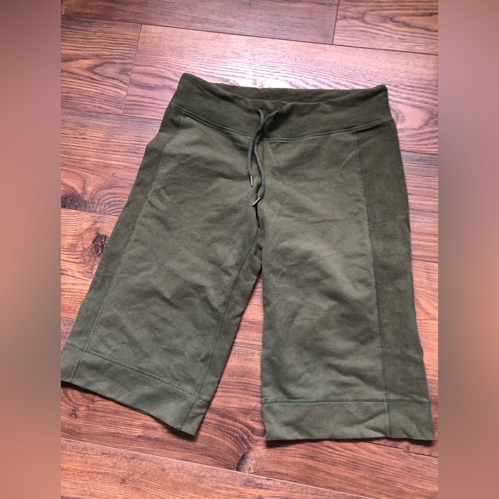Lululemon size 6 culottes, VGUC super cute wide leg, drawstring waist
